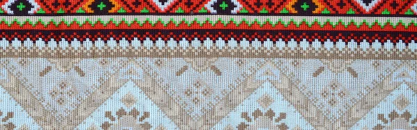 Traditionelle ukrainische Volkskunst gestrickt Stickmuster auf Textilstoff — Stockfoto