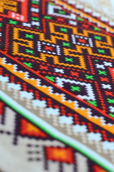 Traditionella ukrainska folk konst stickade broderi mönster på textil tyg — Stockfoto