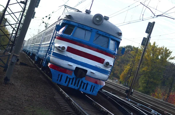 Старый советский электропоезд с устаревшей конструкцией, движущийся по железной дороге — стоковое фото