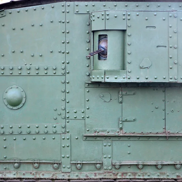 Textuur van de wand van de tank, gemaakt van metaal en versterkt met een veelheid van bouten en klinknagels — Stockfoto