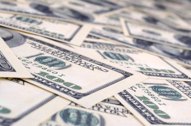 100 yığını bize banknotlar. 100 dolarlık faturaları nakit