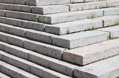 Binanın girişinde Beton merdiven. Merdivenler çapraz yukarı gidiyor