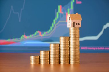 Bir ev kavramı satın almak için paralar planlama tasarruf para