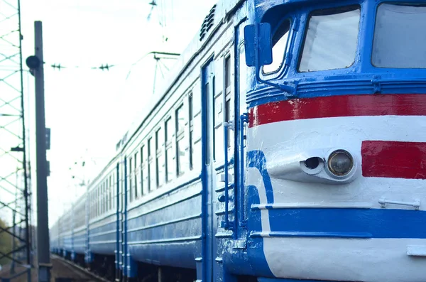 Vecchio treno elettrico sovietico con design obsoleto in movimento su rotaia — Foto Stock