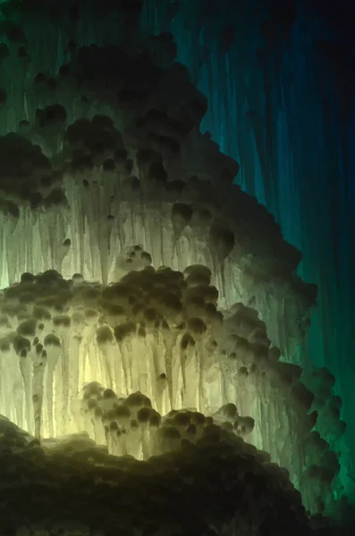 Grote blokken ijs bevroren waterval of grot achtergrond — Stockfoto