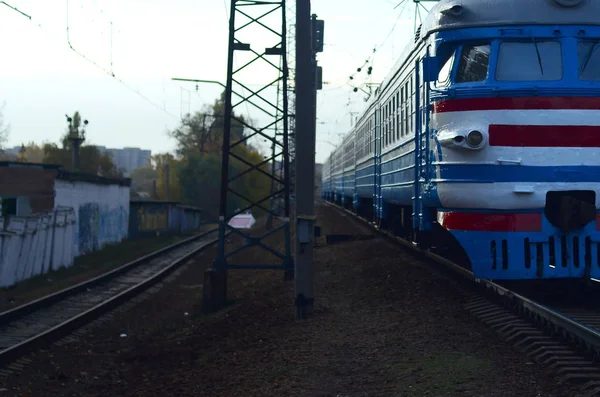 Antiguo tren eléctrico soviético con un diseño anticuado que se mueve por ferrocarril — Foto de Stock