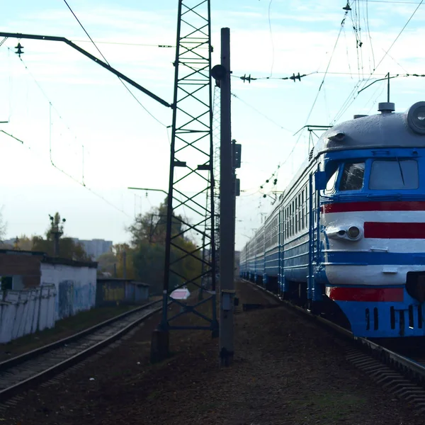 Starý sovětský elektrický vlak se zastaralým designem — Stock fotografie