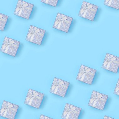 Mavi hediye kutuları bir sürü minimal konsept moda pastel mavi renkli kağıt doku arka plan yatıyor