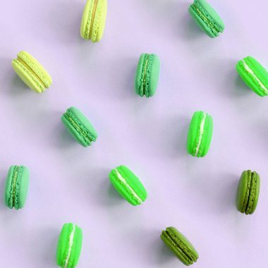 Trendy pastel leylak arka plan üst görünümünde Tatlı kek makarna veya makarna