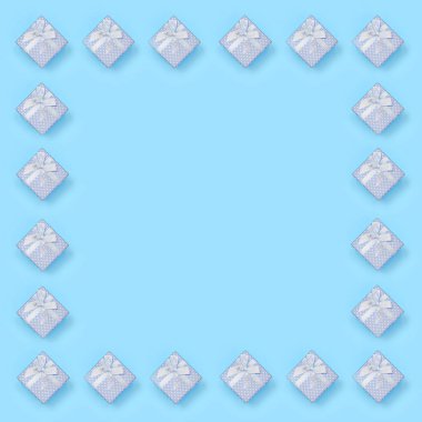 Mavi hediye kutuları çerçeve minimal konsept moda pastel mavi renkli kağıt doku arka plan yatıyor