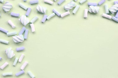 Renkli marshmallow kireç kağıt arka plan üzerine serilir. pastel yaratıcı dokulu çerçeve