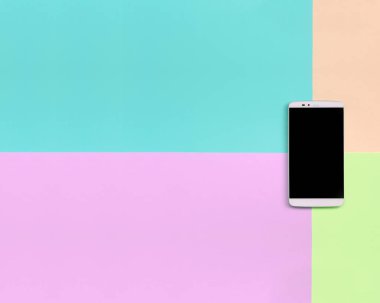 Moda pastel pembe doku arka plan siyah ekran ile Modern akıllı telefon, mavi, mercan ve kireç renkleri
