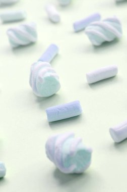 Renkli marshmallow kireç kağıt arka plan üzerine serilir. pastel yaratıcı dokulu desen