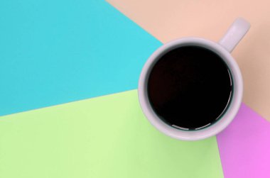 Moda pastel pembe doku arka plan küçük beyaz kahve fincanı, mavi, mercan ve kireç renkleri kağıt