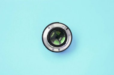 Kapalı diyafram açıklığı ile kamera lensi moda pastel mavi renkli kağıt doku arka plan yalan