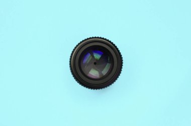 Kapalı diyafram açıklığı ile kamera lensi moda pastel mavi renkli kağıt doku arka plan yalan