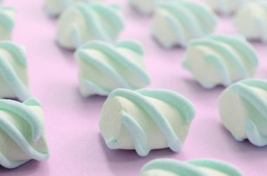 Renkli marshmallow pembe kağıt arka plan üzerine serilmiş