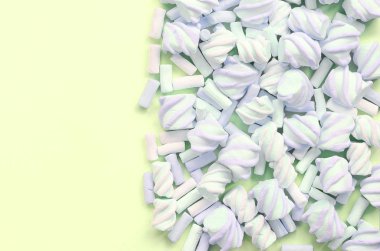 Renkli marshmallow kireç kağıt arka plan üzerine serilir. pastel yaratıcı doku