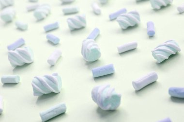 Renkli marshmallow kireç kağıt arka plan üzerine serilir. pastel yaratıcı dokulu desen