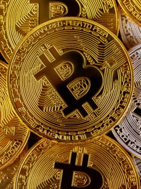 Birçok altın bitcoins. Cryptocurrency ve sanal para kavramı