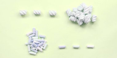 Renkli marshmallow kireç kağıt arka plan üzerine serilir. pastel yaratıcı doku