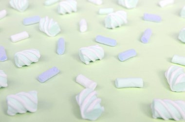 Renkli marshmallow kireç kağıt arka plan üzerine serilir. pastel yaratıcı dokulu desen