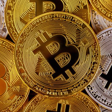Birçok altın bitcoins. Cryptocurrency ve sanal para kavramı