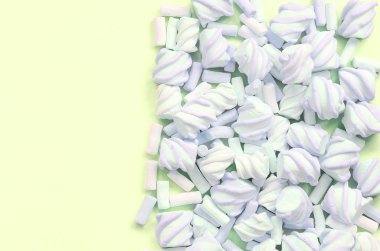 Renkli marshmallow kireç kağıt arka plan üzerine serilir. pastel yaratıcı doku
