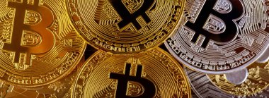 Birçok altın bitcoins. Cryptocurrency ve sanal para kavramı