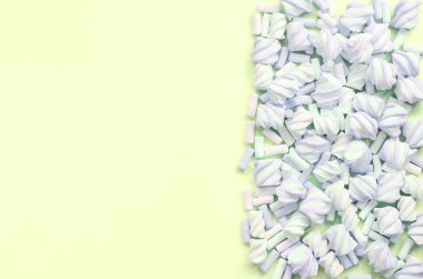 Renkli marshmallow kireç kağıt arka plan üzerine serilir. pastel yaratıcı doku