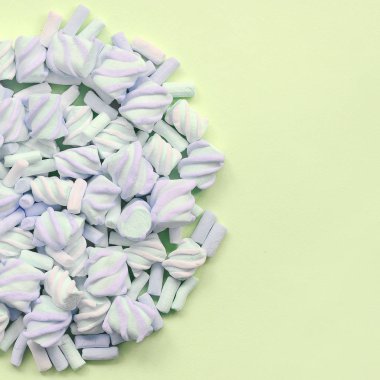 Renkli marshmallow kireç kağıt arka plan üzerine serilir. pastel yaratıcı doku
