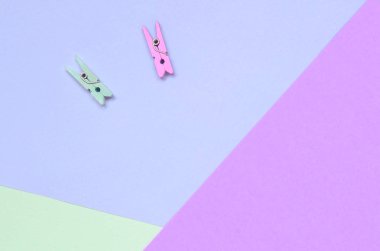İki renkli ahşap mandal moda pastel menekşe doku arka plan üzerinde yalan, turkuaz ve pembe renkler kağıt