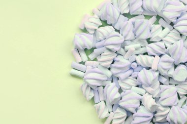 Renkli marshmallow kireç kağıt arka plan üzerine serilir. pastel yaratıcı doku