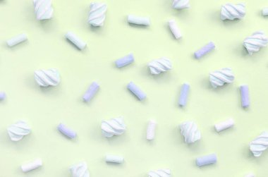 Renkli marshmallow kireç kağıt arka plan üzerine serilir. pastel yaratıcı doku