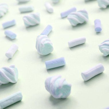 Renkli marshmallow kireç kağıt arka plan üzerine serilir. pastel yaratıcı dokulu desen