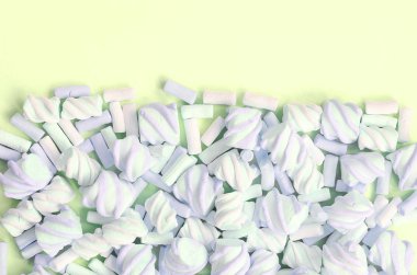 Renkli marshmallow kireç kağıt arka plan üzerine serilir. pastel yaratıcı doku
