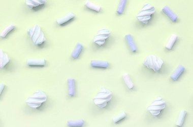 Renkli marshmallow kireç kağıt arka plan üzerine serilir. pastel yaratıcı doku
