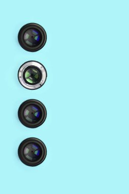 Kapalı diyafram ile birkaç kamera lensleri moda pastel mavi renkli kağıt doku arka plan yalan