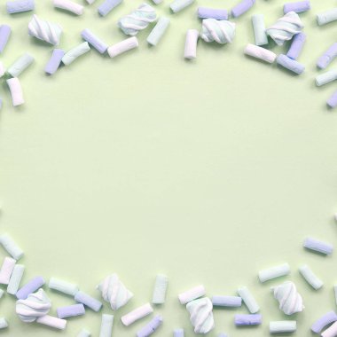 Renkli marshmallow kireç kağıt arka plan üzerine serilir. pastel yaratıcı dokulu çerçeve