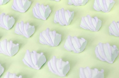 Renkli marshmallow kireç kağıt arka plan üzerine serilir. pastel yaratıcı dokulu desen