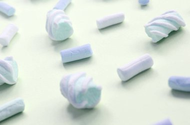 Renkli marshmallow kireç kağıt arka plan üzerine serilir. pastel yaratıcı dokulu desen