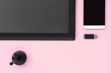 Grafik tablet ve kalem, usb bellek kartı ve akıllı telefon