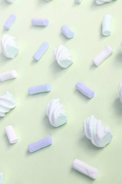 Renkli marshmallow kireç kağıt arka plan üzerine serilir. pastel yaratıcı dokulu desen