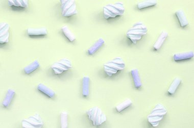 Renkli marshmallow kireç kağıt arka plan üzerine serilir. pastel yaratıcı doku
