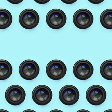 Kapalı diyafram ile birkaç kamera lensleri moda pastel mavi renkli kağıt doku arka plan yalan