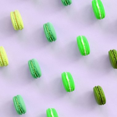 Trendy pastel leylak arka plan üst görünümünde Tatlı kek makarna veya makarna