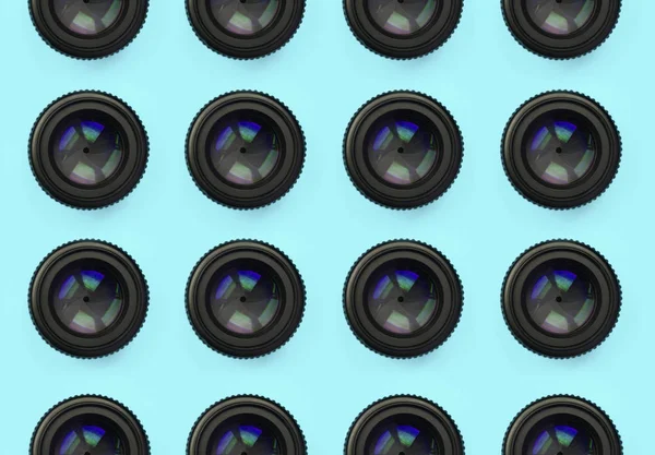 Кілька об'єктивів фотоапарата з закритим отвором лежать на текстурі фону модного пастельного синього кольору паперу — стокове фото