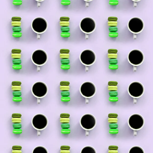 Ένα μοτίβο από πολλά πολύχρωμα επιδόρπιο κέικ αμυγδαλών και φλιτζάνια καφέ σε μοντέρνο παστέλ λιλά φόντο πάνω όψη — Φωτογραφία Αρχείου