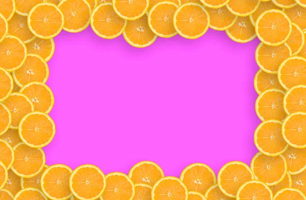 明るい紫色の背景にオレンジ色の柑橘系のスライスのフレーム — ストック写真