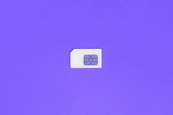 Modulo identità abbonato. Scheda SIM bianca su sfondo viola — Foto Stock